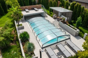 Aquacomet pool with enclosure